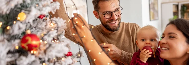 Familie schmückt Weihnachtsbaum